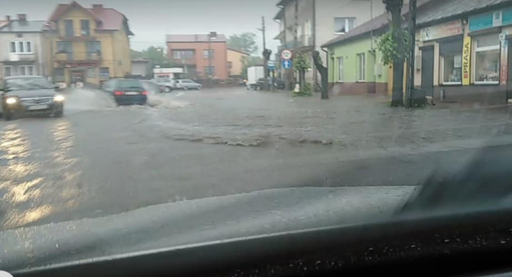 Powiat Konecki pod wodą! Studzienki nie nadążają wypompowywać wody! [zdjęcia]