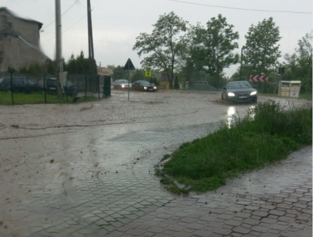 Powiat Konecki pod wodą! Studzienki nie nadążają wypompowywać wody! [zdjęcia]