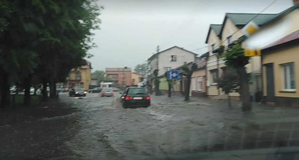 Powiat Konecki pod wodą! Studzienki nie nadążają wypompowywać wody! [zdjęcia]