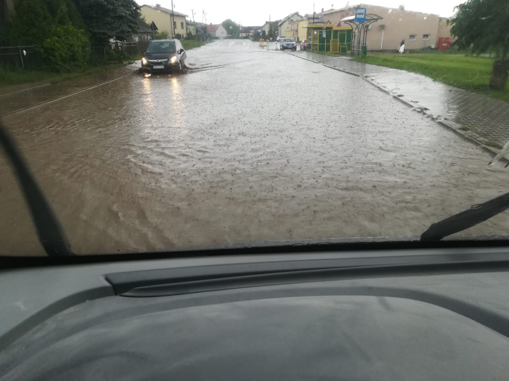 Powiat Konecki pod wodą! Studzienki nie nadążają wypompowywać wody! [zdjęcia]