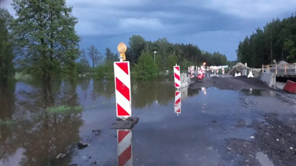 AKTUALIZACJA: Ulewa w gminie Radoszyce i drogowy kataklizm! [wideo, zdjęcia]