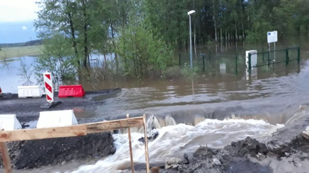 AKTUALIZACJA: Ulewa w gminie Radoszyce i drogowy kataklizm! [wideo, zdjęcia]