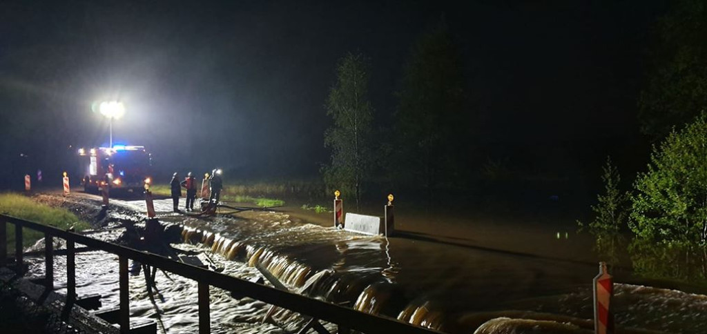 AKTUALIZACJA: Ulewa w gminie Radoszyce i drogowy kataklizm! [wideo, zdjęcia]