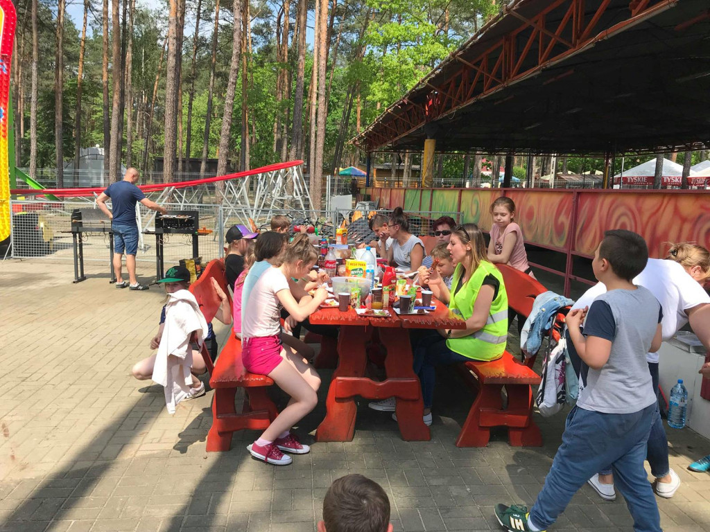 Rajd rowerowy do wesołego miasteczka z okazji Dnia Dziecka [zdjęcia]