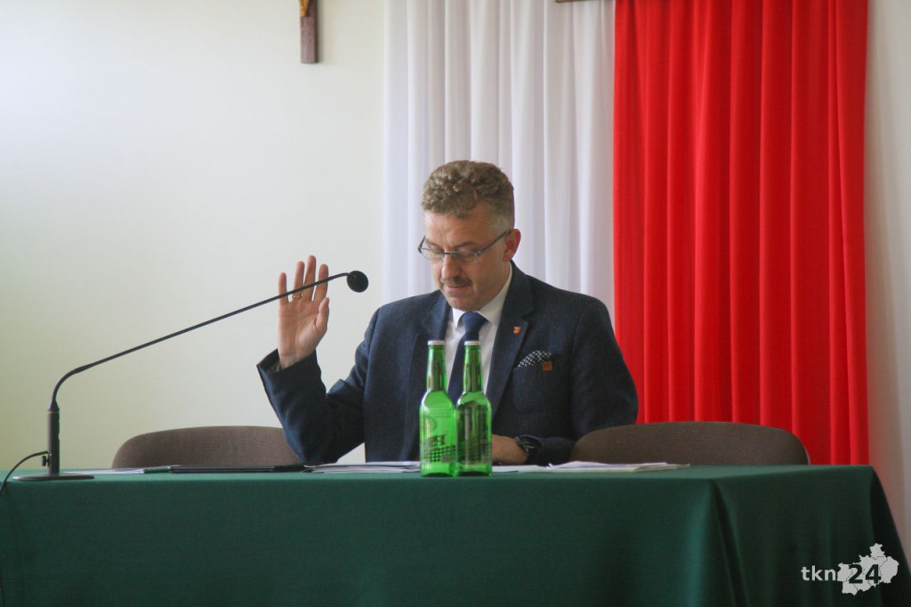 Powiatowa sesja z przekazaniem pieniędzy na Szkolną w Niekłaniu [wideo, zdjęcia]