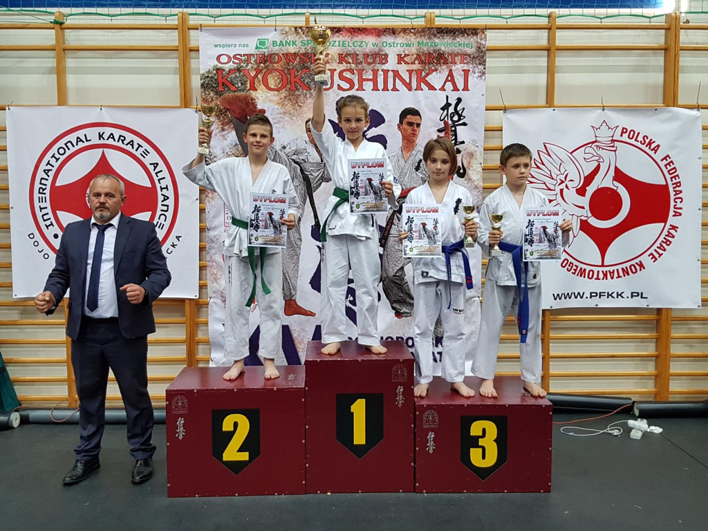 Medale z ostatnich turniejów dla sekcji karate z Niekłania Wielkiego [zdjęcia]