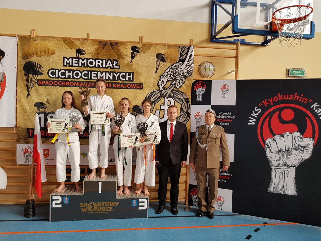 Medale z ostatnich turniejów dla sekcji karate z Niekłania Wielkiego [zdjęcia]