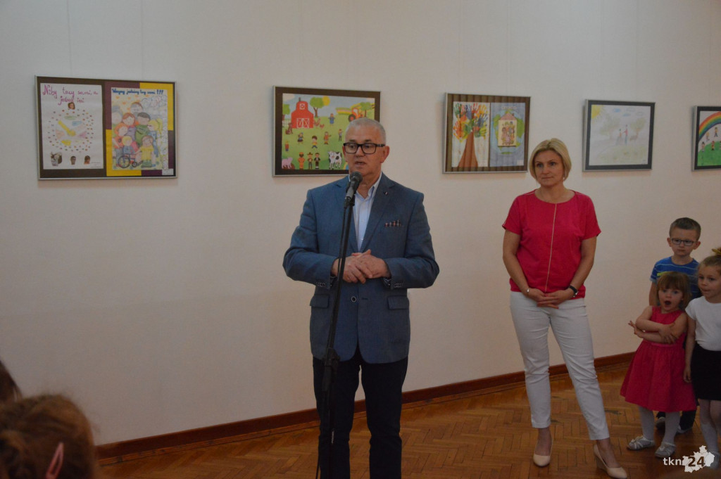 Dzieciaki z Pomykowa wspólnie z rodzicami i nauczycielami przygotowały wystawę [wideo, zdjęcia]