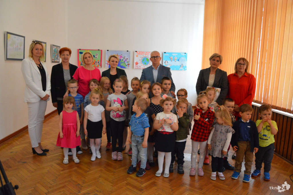 Dzieciaki z Pomykowa wspólnie z rodzicami i nauczycielami przygotowały wystawę [wideo, zdjęcia]