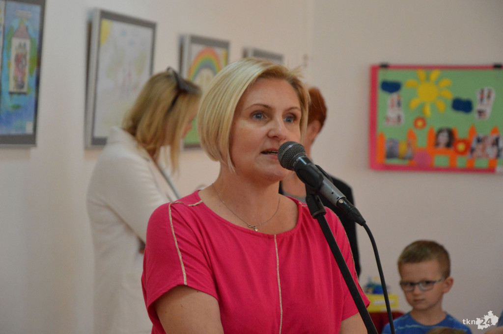 Dzieciaki z Pomykowa wspólnie z rodzicami i nauczycielami przygotowały wystawę [wideo, zdjęcia]