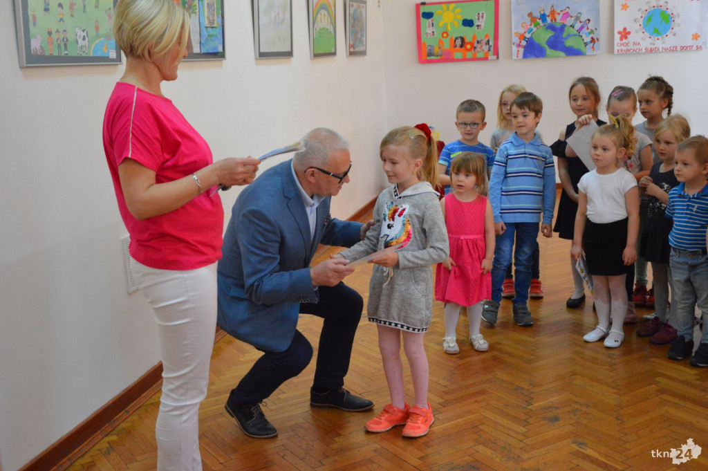 Dzieciaki z Pomykowa wspólnie z rodzicami i nauczycielami przygotowały wystawę [wideo, zdjęcia]
