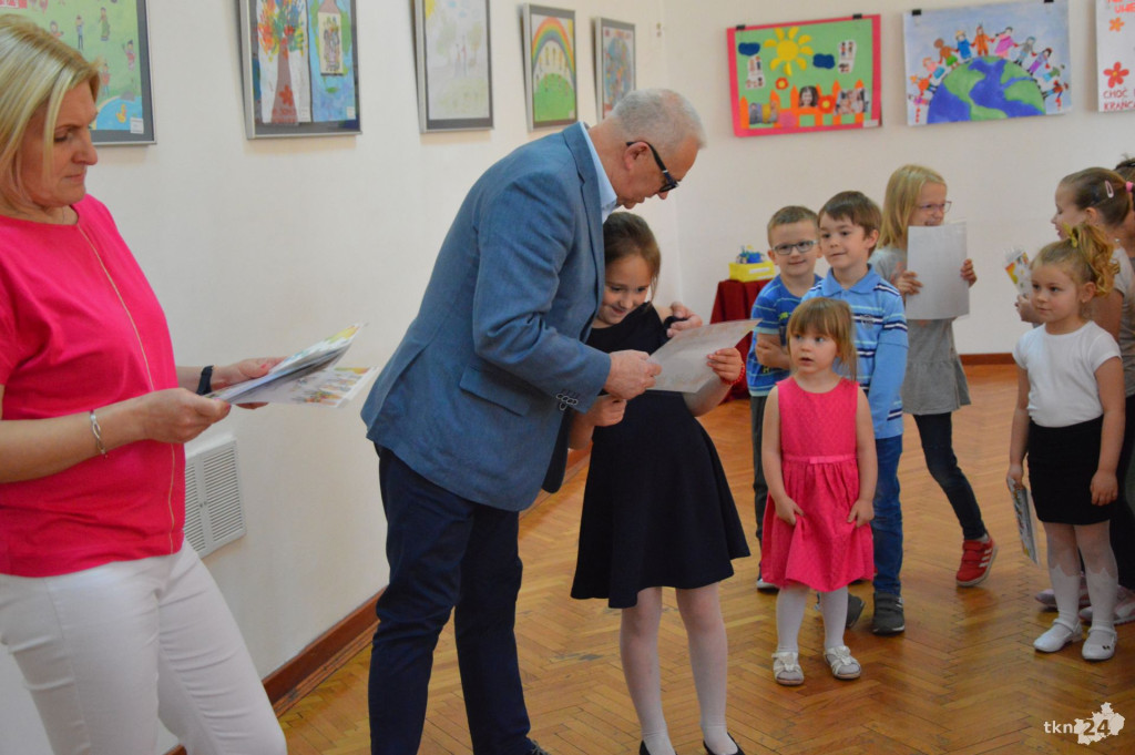 Dzieciaki z Pomykowa wspólnie z rodzicami i nauczycielami przygotowały wystawę [wideo, zdjęcia]