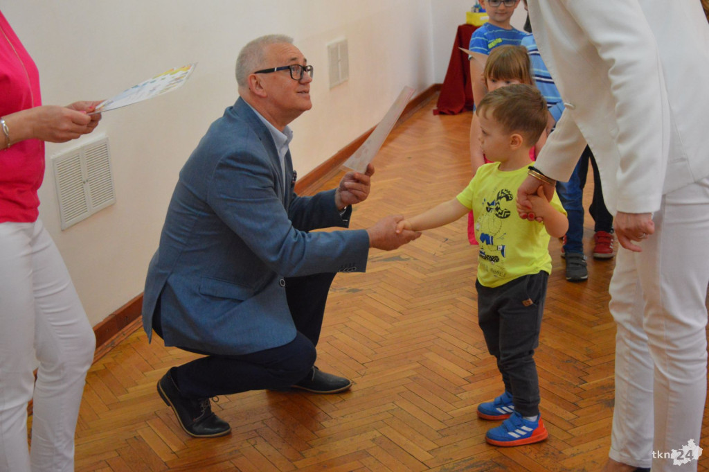 Dzieciaki z Pomykowa wspólnie z rodzicami i nauczycielami przygotowały wystawę [wideo, zdjęcia]