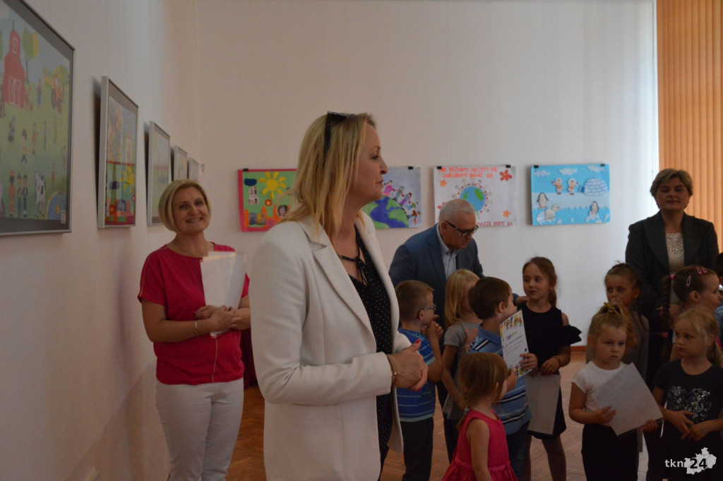 Dzieciaki z Pomykowa wspólnie z rodzicami i nauczycielami przygotowały wystawę [wideo, zdjęcia]