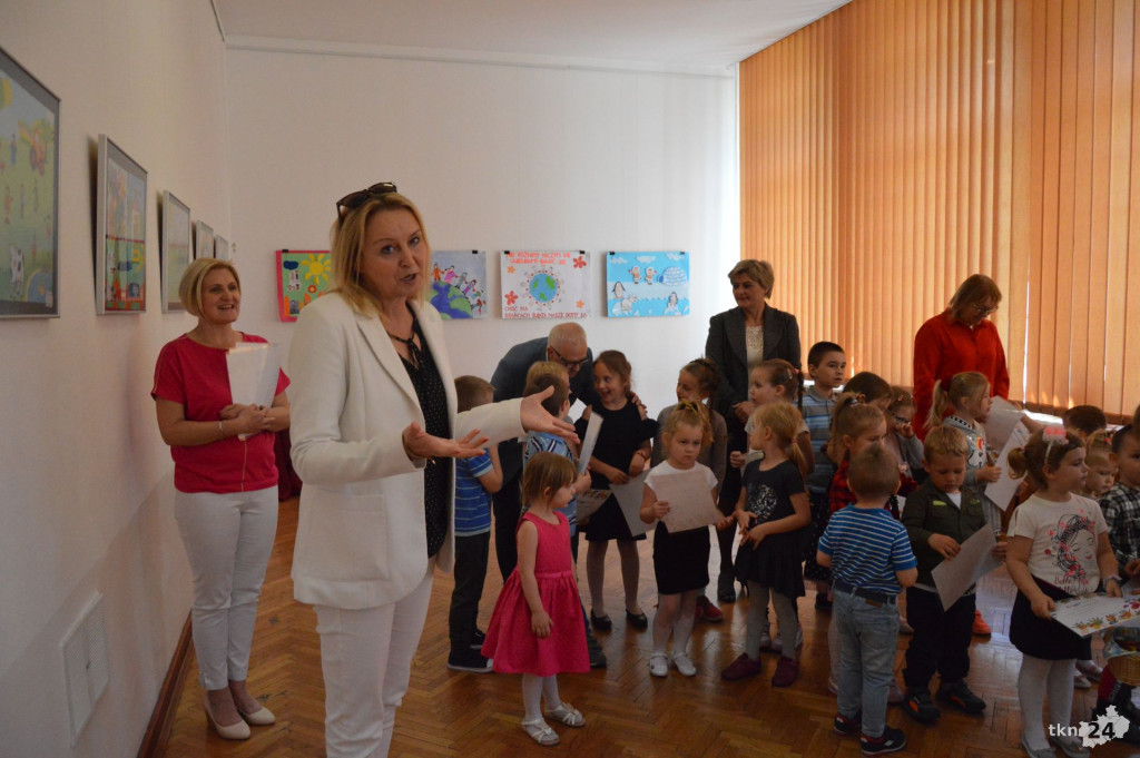 Dzieciaki z Pomykowa wspólnie z rodzicami i nauczycielami przygotowały wystawę [wideo, zdjęcia]