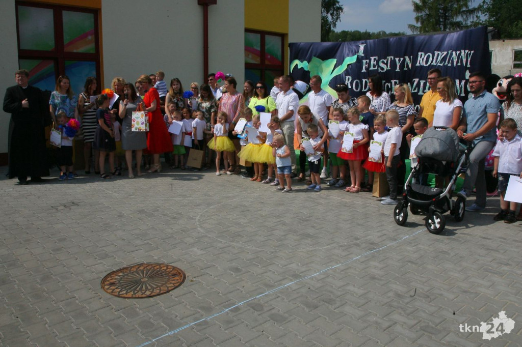 Smyków: Festyn przy przedszkolu i poświęcenie budynku [wideo, zdjęcia]