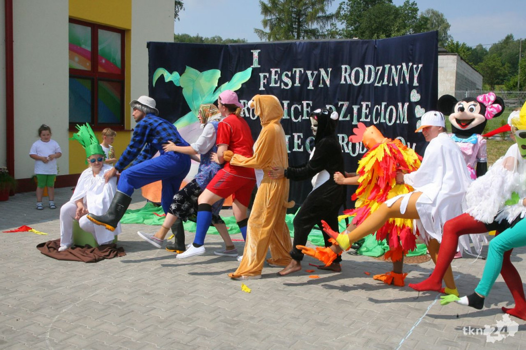 Smyków: Festyn przy przedszkolu i poświęcenie budynku [wideo, zdjęcia]