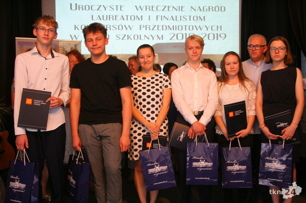Poznajcie wybitnych uczniów z gminy Końskie! W środę zostali nagrodzeni! [wideo, zdjęcia]