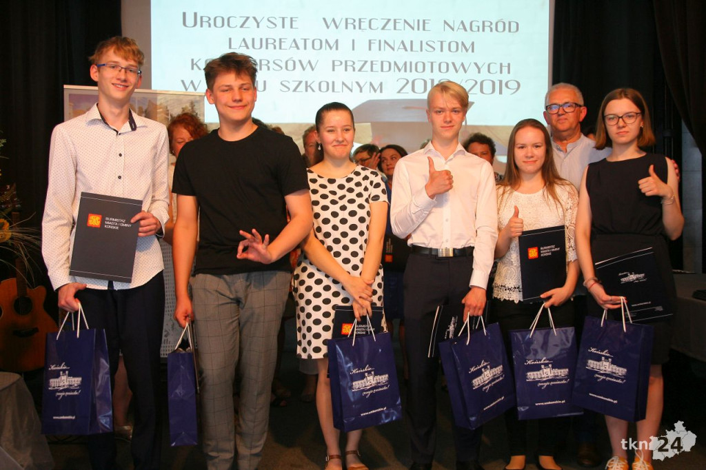 Poznajcie wybitnych uczniów z gminy Końskie! W środę zostali nagrodzeni! [wideo, zdjęcia]