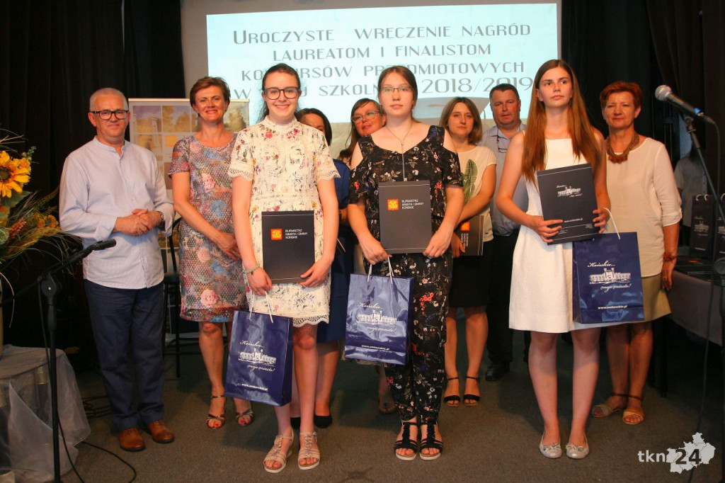 Poznajcie wybitnych uczniów z gminy Końskie! W środę zostali nagrodzeni! [wideo, zdjęcia]