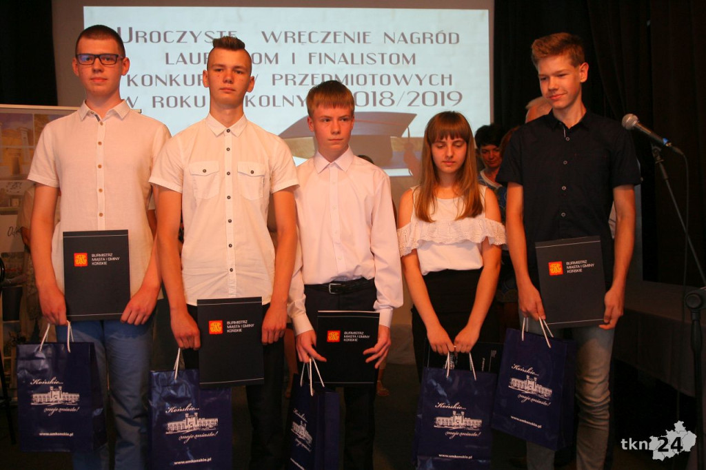 Poznajcie wybitnych uczniów z gminy Końskie! W środę zostali nagrodzeni! [wideo, zdjęcia]