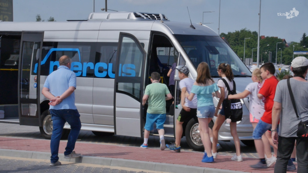 Gmina zaprezentowała miejskie autobusy. Wciąż można zdecydować o ich kolorystyce [wideo, zdjęcia]