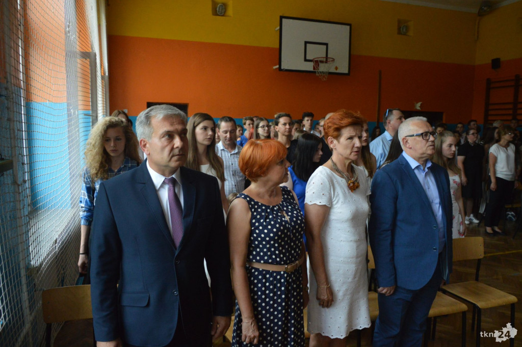 Ostatni uczniowie opuścili mury Gimnazjum nr 2 w Końskich [wideo, zdjęcia]