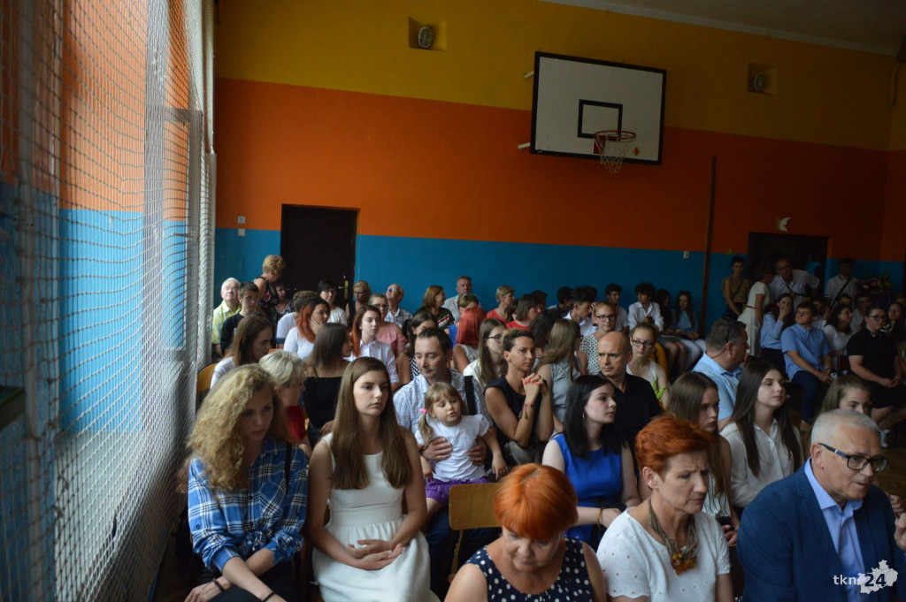 Ostatni uczniowie opuścili mury Gimnazjum nr 2 w Końskich [wideo, zdjęcia]
