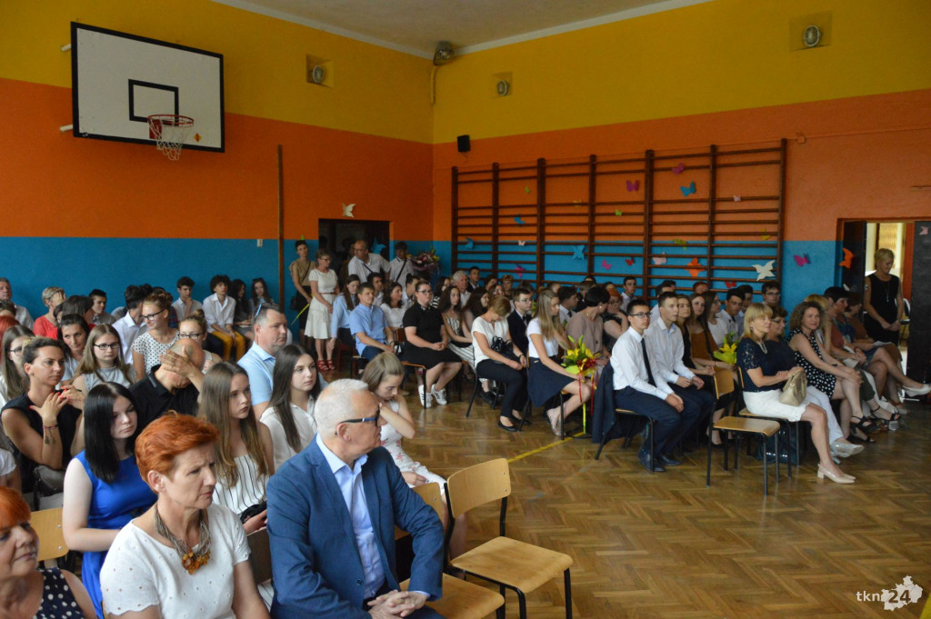 Ostatni uczniowie opuścili mury Gimnazjum nr 2 w Końskich [wideo, zdjęcia]