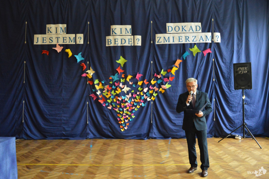 Ostatni uczniowie opuścili mury Gimnazjum nr 2 w Końskich [wideo, zdjęcia]