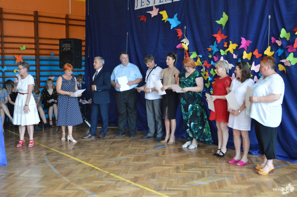 Ostatni uczniowie opuścili mury Gimnazjum nr 2 w Końskich [wideo, zdjęcia]
