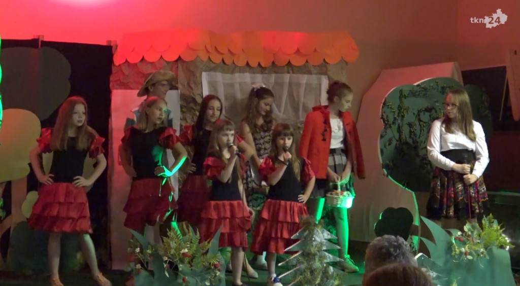 Mieszali bajkami. Teatralne widowisko w Rogowie [wideo, zdjęcia]
