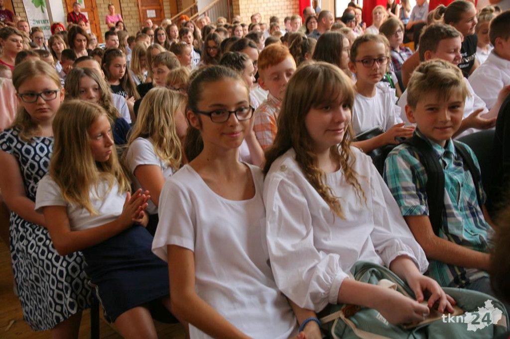 Uczniowie mają już wakacje! Z kamerą odwiedziliśmy nasze szkoły [wideo, zdjęcia]