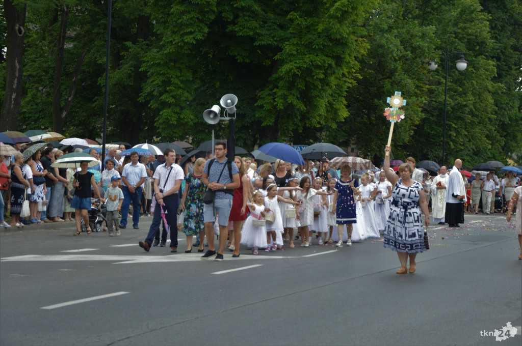 Wierni uczestniczyli w procesji na uroczystość Bożego Ciała [wideo, zdjęcia]
