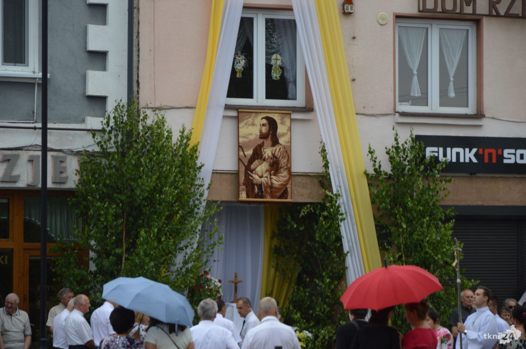 Wierni uczestniczyli w procesji na uroczystość Bożego Ciała [wideo, zdjęcia]