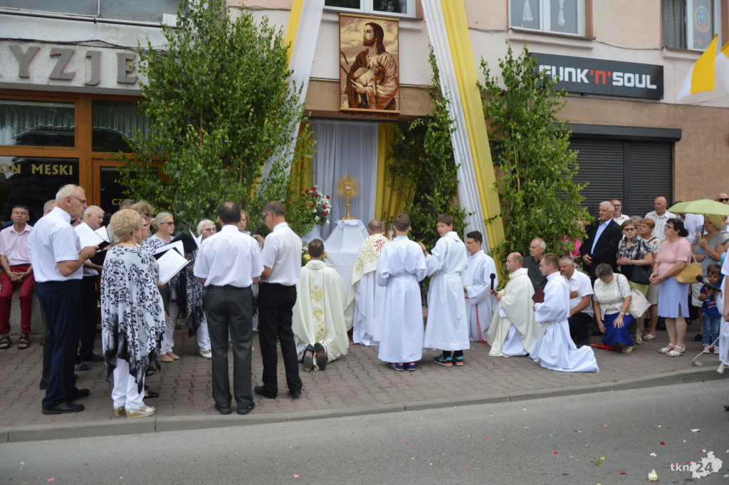 Wierni uczestniczyli w procesji na uroczystość Bożego Ciała [wideo, zdjęcia]