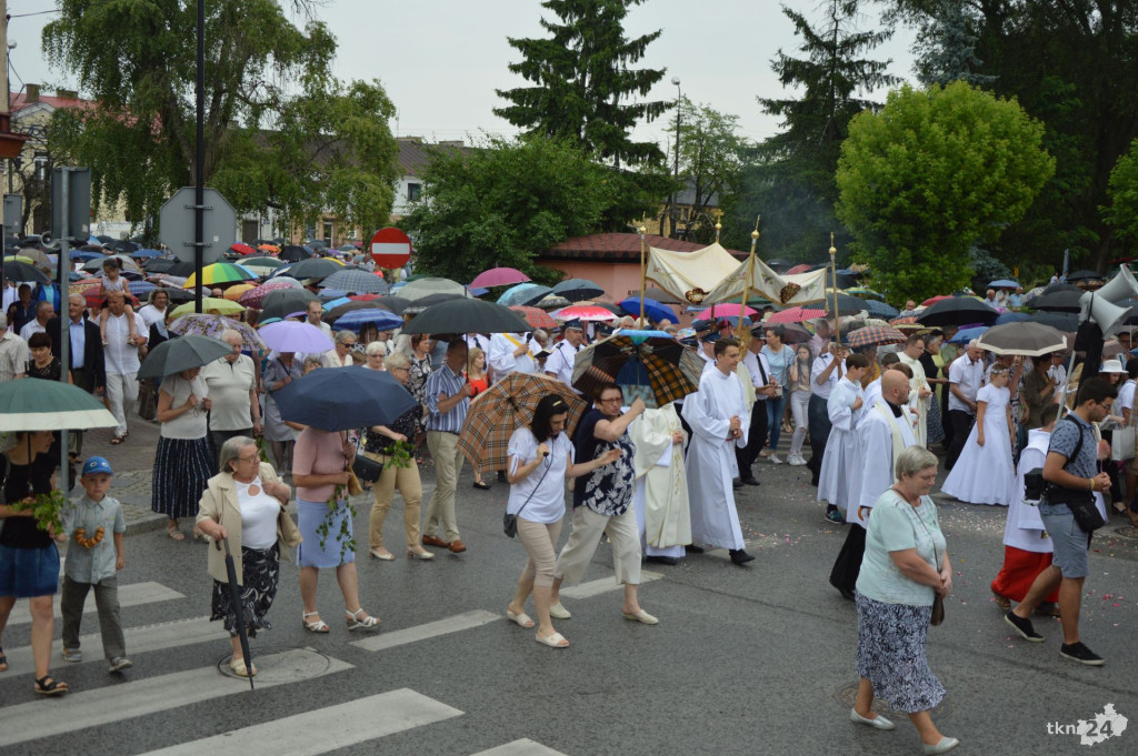 Wierni uczestniczyli w procesji na uroczystość Bożego Ciała [wideo, zdjęcia]