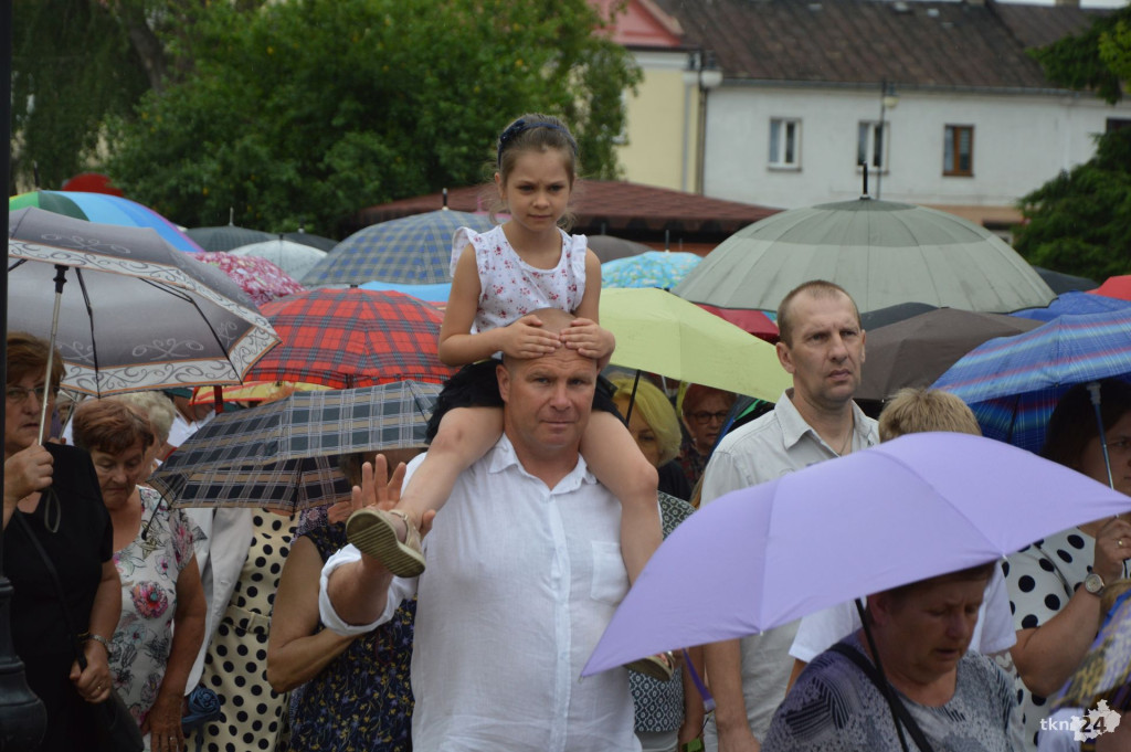Wierni uczestniczyli w procesji na uroczystość Bożego Ciała [wideo, zdjęcia]