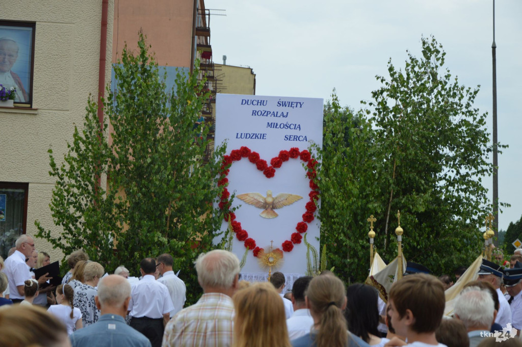 Wierni uczestniczyli w procesji na uroczystość Bożego Ciała [wideo, zdjęcia]