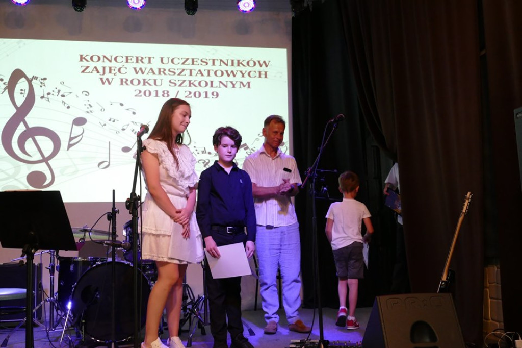Uczestnicy zajęć warsztatowych zaprezentowali się na scenie [zdjęcia]