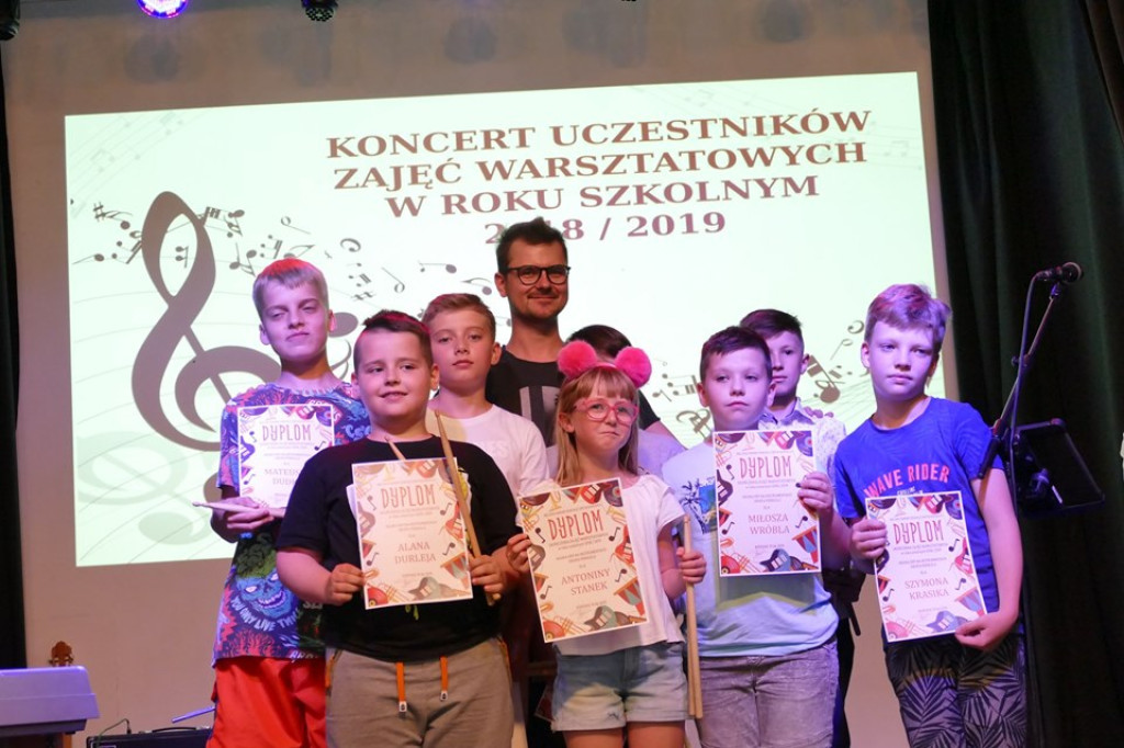 Uczestnicy zajęć warsztatowych zaprezentowali się na scenie [zdjęcia]