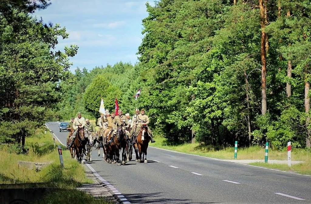 Przez gminę Fałków przeszła konna pielgrzymka. Zobaczcie zdjęcia