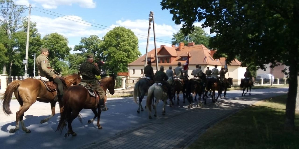 Przez gminę Fałków przeszła konna pielgrzymka. Zobaczcie zdjęcia