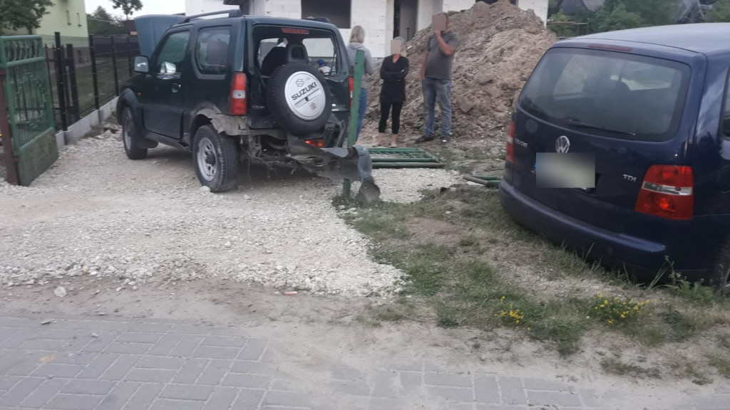 Kierowca wjechał w auto i ogrodzenie w Modliszewicach! [zdjęcia]