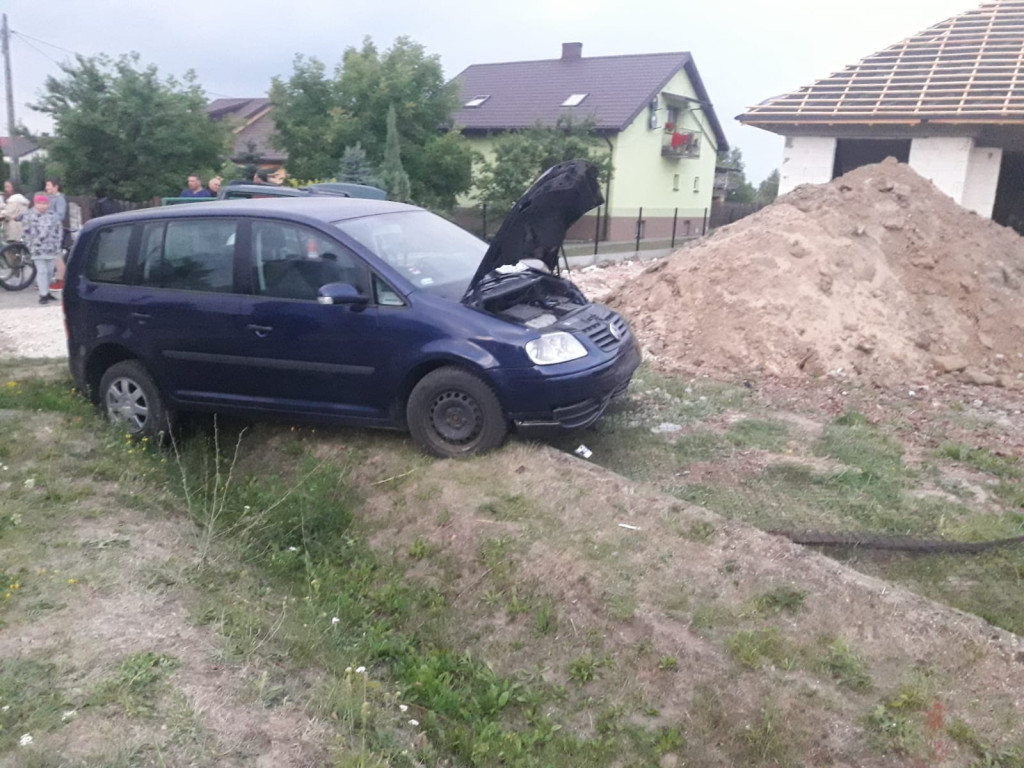 Kierowca wjechał w auto i ogrodzenie w Modliszewicach! [zdjęcia]