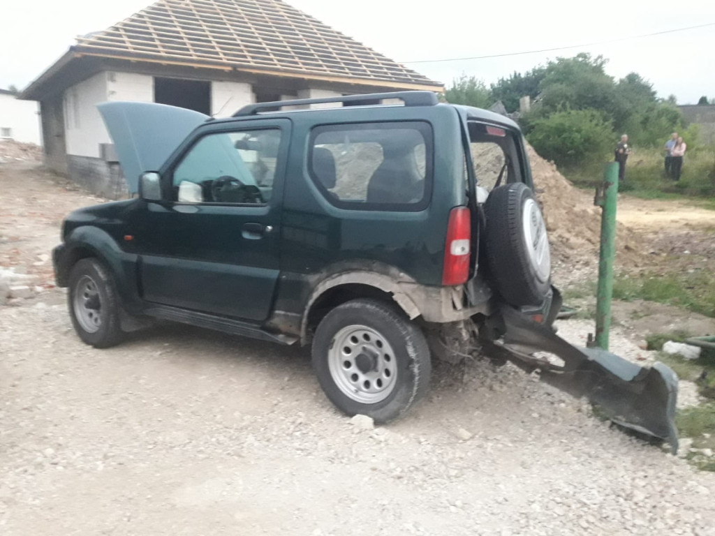 Kierowca wjechał w auto i ogrodzenie w Modliszewicach! [zdjęcia]
