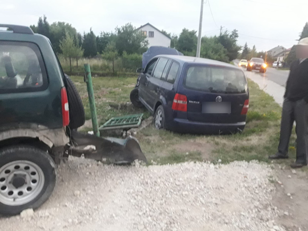 Kierowca wjechał w auto i ogrodzenie w Modliszewicach! [zdjęcia]