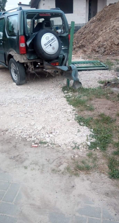 Kierowca wjechał w auto i ogrodzenie w Modliszewicach! [zdjęcia]