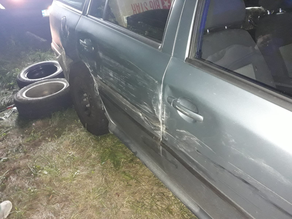 Potrącenie pieszego i zderzenie aut na drodze Końskie - Gowarczów [zdjęcia]