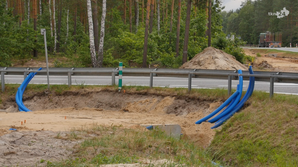 Ruda Maleniecka: Chodnik prawie gotowy, sygnalizacja w przygotowaniu  [wideo, zdjęcia]